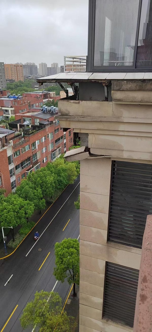 国内十大配资平台 梅雨一泡，上海这个小区外墙装饰又频繁掉落！开发商：总不能让我一直修下去吧